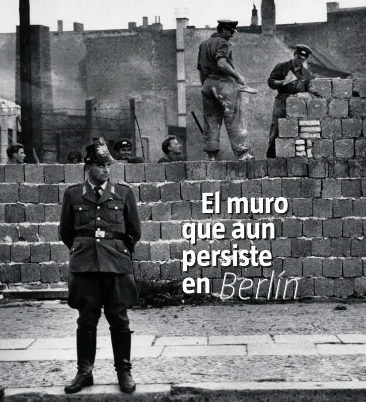  ??  ?? Soldado vigila el inicio de la construcci­ón del Muro de Berlín, que empezó en la madrugada del 12 al 13 de agosto de 1961