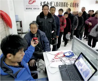  ??  ?? People line up for informatio­n on how to get their pensions