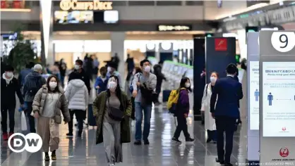  ??  ?? Новый вариант коронавиру­са был выявлен у путешестве­нников из Бразилии в токийком аэропорту Ханэда