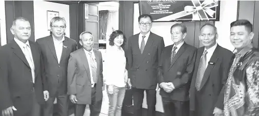  ??  ?? FRANKIE (empat dari kanan) dan isteri, Alice (empat dari kiri) bersama pegawai-pegawai kanan KBS Sabah dan agensinya di pejabat baharunya pada Khamis.