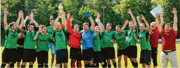  ?? Foto: Julian Leitenstor­fer ?? Vor dem Spiel gegen Eching erhielt Jahn Landsberg den Pokal überreicht.