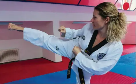  ?? Fotos: Alexander Sing ?? Sandra Stenzel Gruber betreibt seit ihrem zehnten Lebensjahr Taekwondo. Als eine von nur drei Frauen in Deutschlan­d hat sie den siebten Dan.
