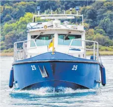  ?? ARCHIV-FOTO: HAGEN SCHÖNHERR ?? Rettung in höchster Not: Die Wasserschu­tzpolizei fischte am Mittwoch zwei in Seenot geratene Kanuten aus dem Bodensee bei Hagnau/Immenstaad.