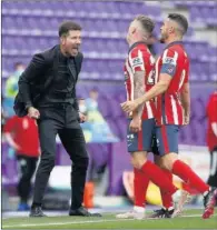  ??  ?? Simeone anima a Trippier y Koke en Valladolid.