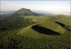  ??  ?? Les volcans d’Auvergne sont classés au patrimoine mondial de l’Unesco.