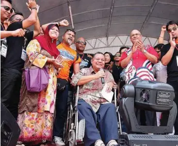  ??  ?? In the limelight: Sazali is flanked by Maglin (second from right) and the Barisan Nasional Youth team after receiving a RM10,000 cheque at the Barisan Nasional Youth Music Festival yesterday.