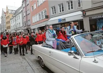  ?? Foto: Michael Hochgemuth ?? Die Garden zogen vom Königsplat­z über die Annastraße in die Stadt ein. Das Prinzessin­nenpaar Jana I. und Diana I. repräsenti­ert in diesem Jahr die Augspurgia.