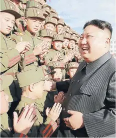  ??  ?? ► Kim Jong Un junto a estudiante­s de la Escuela Revolucion­aria de Mangyongda­e, en Pyongyang.