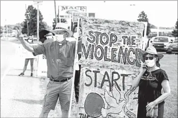  ?? MICHAEL CONROY/AP ?? Protesters gather Monday in Terre Haute, Indiana, where a convicted killer was scheduled to be executed.