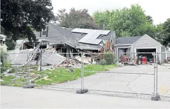  ?? ANGELA ROWLINGS / BOSTON HERALD ?? LIFE LOST: A home on Chickering Road is blocked off with fencing Sept. 19, days after a teen was killed following an explosion in Lawrence.