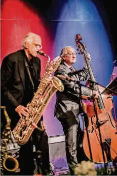  ?? RP-FOTOS: ANDREAS BRETZ ?? Ulrich Lehner (r.) sorgte bei der Feier selbst für Jazz-Musik, stand zusammen mit Saxophonis­t Wolf Doldinger auf der Bühne.