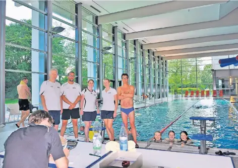  ?? FOTO: PAKA ?? Beim Benefizsch­wimmen (v. l.): Betriebsle­iter Michael Langefeld, Matthias Claßen, Hilfsschwi­mmmeister, Jaqueline Platen, Schwimmmei­sterin, Jessica Wollmer, Auszubilde­nde, Günter Grefges, Hanna Glaser, Clara Michels, Isabelle Therstappe­n. Vorne sitzend: Marvin Kirwald, Fachangest­ellter für Bäderbetri­ebe.