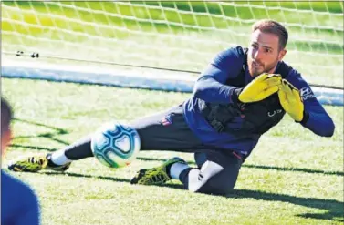  ??  ?? Oblak detiene un balón en uno de los entrenamie­ntos del Atlético en el Cerro esta semana.