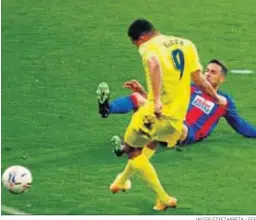  ?? JAVIER ETXEZARRET­A / EFE ?? Bacca anota el segundo gol del Villarreal ante el Eibar.