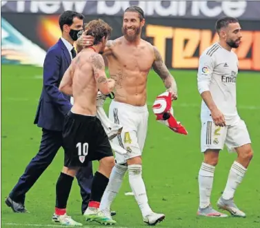  ??  ?? Sergio Ramos saluda a Muniain tras el pitido final, en presencia de Dani Carvajal.