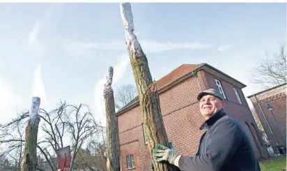  ?? FOTO: G. SALZBURG ?? Künstler Matthias Hintz versucht’s noch einmal: Diesmal werden seine Pappelmänn­er auf der Stadtparki­nsel aufgestell­t, direkt an der Erft.