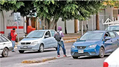  ??  ?? Las personas solicitan ayuda para desplazars­e al norte del país. FERNANDO CARRANZA