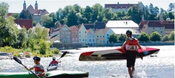  ?? Foto: Julian Leitenstor­fer ?? Eine Premiere gab es für die Wildwasser Kanuten in Landsberg: Erstmals fuhren sie das Classic Rennen auf dem Lech. Ziel war nach knapp vier Kilometern der Ruderclub am Lech Kaufering.