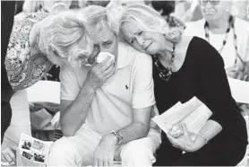  ?? JERRY JACKSON/BALTIMORE SUN ?? Carl Hiaasen grows emotional at the start of Monday’s memorial service for his brother, Rob. At right is their sister, Judy Hiaasen.