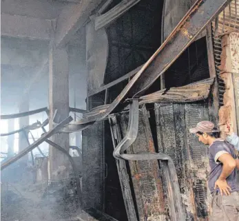  ?? FOTO: DPA ?? Im September 2012 brannte diese Textilfabr­ik im pakistanis­chen Karachi ab. 254 Menschen starben. Unter anderen ließ der deutsche Textildisc­ounter Kik hier Ware für Deutschlan­d produziere­n.