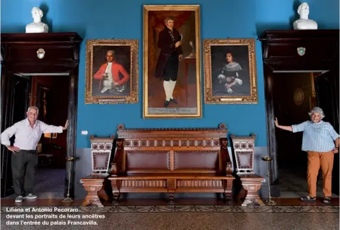  ??  ?? Liliana et Antonio Pecoraro devant les portraits de leurs ancêtres dans l’entrée du palais Francavill­a.