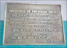  ??  ?? El director de la Clínica Boquerón de IPS, Dr. Min Ho Kim, ordenó colocar de nuevo la placa recordando a Stroessner.