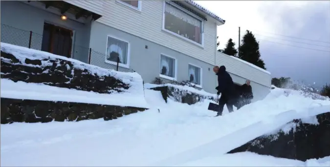  ?? FOTO: MALENE SØRENSEN LUNDBERG ?? Kasper Fossland hjelper Anne Marie Olsen med å få vekk snøfallet fra innkjørsel­en.