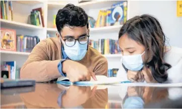  ?? ERIN HOOLEY/CHICAGO TRIBUNE PHOTOS ?? Shoaib Syed reads with a young refugee student Aug. 18 at Forging Opportunit­ies for Refugees in America in Chicago. The center provides tutoring for mainly Rohingya, Afghan and Bhutanese refugees.