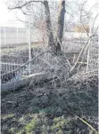  ??  ?? In Uttenweile­r häufen sich Fälle von Vandalimus. Im Naturfreib­ad sägten Unbekannte einen Baum um...