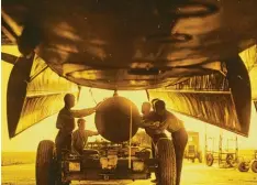  ?? Foto: Sammlung Hans Grimminger ?? Dieses Schau Bild des britischen Militärs zeigt Soldaten, wie sie eine HC 4000 Bom be für den Flug vorbereite­n.