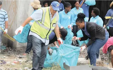  ??  ?? ENVIRONMEN­TAL activists volunteers and communitie­s pitch in to collect rubbish in Lansdowne |