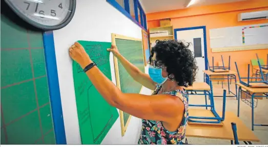  ?? MIGUEL ÁNGEL GONZÁLEZ ?? Una profesora prepara el aula para la vuelta a clase en septiembre pasado, en un colegio de Jerez.