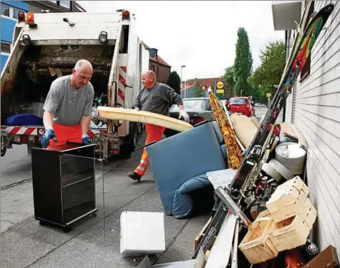  ??  ?? Zu groß für die Tonne: Zuständig für die Abholung von Sperrmüll sind die Kreise und Gemeinden. Wie das organisier­t wird, regeln sie in einer Satzung. Eine bundeseinh­eitliche Regelung gibt es nicht. Foto: dpa Picture-alliance / Jochen Tack