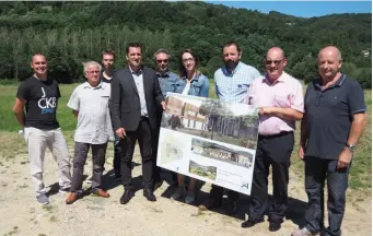  ??  ?? Proche du centre bourg, un terrain de 1,5 ha a été cédé à l’associatio­n Résidence Saint-Nicolas pour y installer le foyer de vie. Le maire J. Lacalmonti­e (à gauche du panneau) et le directeur général D. Chaze (à droite) souhaitent mutualiser différents...