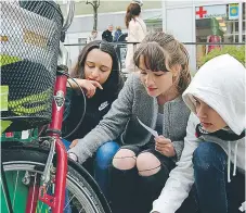  ??  ?? TÄVLING. Julia, Alma och Alexander diskuterad­e utslagsfrå­gan i tipstävlin­gen: Vilket år är cykeln tillverkad?