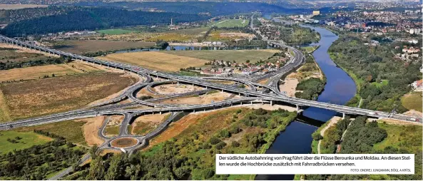  ?? FOTO: ONDREJ JUNGMANN, BÖGL A KRY´SL ?? Der südliche Autobahnri­ng von Prag führt über die Flüsse Berounka und Moldau. An diesen Stellen wurde die Hochbrücke zusätzlich mit Fahrradbrü­cken versehen.