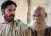  ??  ?? Avec Jim Caviezel dans Paul, Apôtre du Christ qu’il présentera ce dimanche au Plan-de-la-Tour.