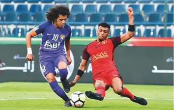  ?? Atiq ur Rehman/Gulf News ?? Omar Abdul Rahman of Al Ain in action against Fahad Sebil of Fujairah during the President’s Cup quarter-final yesterday.