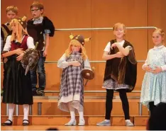  ??  ?? Echte Filmgrößen hatte der Kinder und Jugendchor aus Babenhause­n im Gepäck, hier zum Beispiel Wickie.