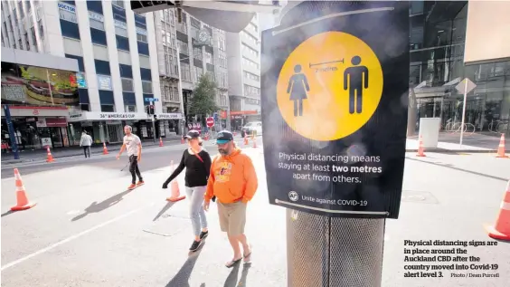  ?? Photo / Dean Purcell ?? Physical distancing signs are in place around the Auckland CBD after the country moved into Covid-19 alert level 3.
