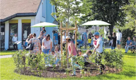  ?? FOTO: HORST HÖRGER ?? Erinnerung an verstorben­e Kinder: Familien stecken Sterne an Stäben in die Erde.