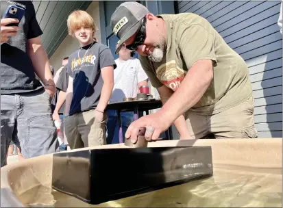  ?? PHOTOS BY JUSTINE FREDERIKSE­N — THE UKIAH DAILY JOURNAL ?? Ukiah High welding teacher Jay Montesonti adds weight to a boat during a competitio­n held outside his shop Tuesday.