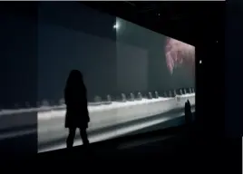  ??  ?? Grandes pantallas proyectan el vídeo Ravel
Ravel de la obra As you go de Anri Sala y, en la otra página, una nueva caja de música instalada en uno de los cristales del Centro Botín a modo de veduta.