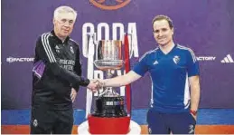  ?? RFEF ?? Los entrenador­es de Madrid y Osasuna se saludan junto al trofeo.