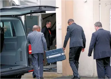  ?? — Reuters photo ?? Men unload a case from a diplomatic car from the Ethiopian Embassy outside the headquarte­rs of France’s BEA air accident investigat­ion agency in Le Bourget, north of Paris.