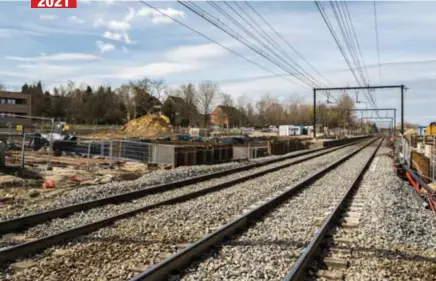  ?? FOTO LUC DAELEMANS ?? Vandaag ziet de buurt er heel anders uit dan vroeger. Het stationsge­bouw en het seinhuis met telefoonce­ntrale staan er niet meer en ook het goederensp­oor is verdwenen.