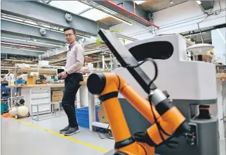  ?? LUDOVIC EHRET / AFP ?? Tecnología. Un robot de inspección autónomo es probado por un directivo de la empresa Youibot, en Shenzhen.