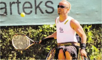  ?? BILD: SN/DISSERTORI ?? Noch ein ungewohnte­s Bild: Thomas Geierspich­ler beim Tennis.