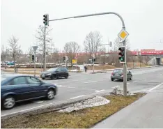  ?? Foto: Julian Leitenstor­fer ?? Soll diese Kreuzung in Kauferings Süden zurückgeba­ut werden oder ist ein Kreisver kehr die beste Lösung? Darüber wird derzeit debattiert.