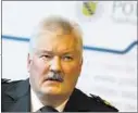  ??  ?? Wurde in den vorzeitige­n Ruhestand gegangen: Polizeiprä­sident Uwe Reißmann (62).